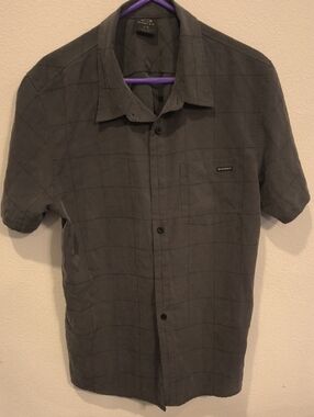Oakley Men's Dark Gray Short Sleeve Button-Down Shirt Large